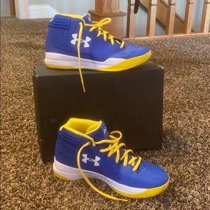 Under armor boys basketball shoes size 6.5 US
